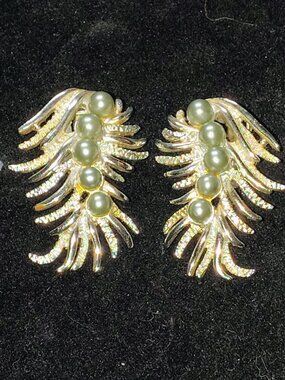 Vintage Sarah Coventry “Feather Fancy” Clip‑On Earrings – 1959 – Silver‑Tone & F
